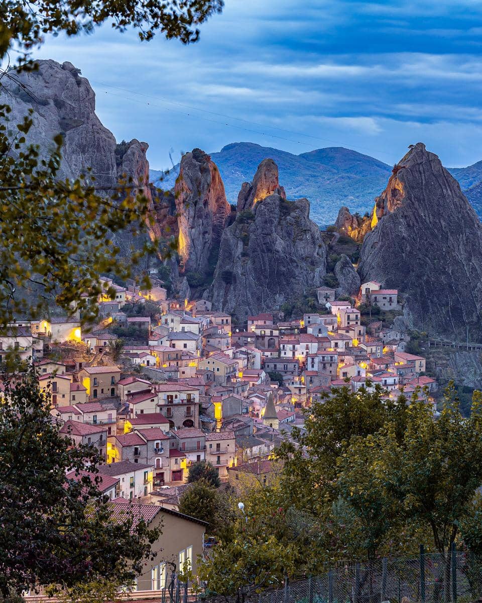 Castelmezzano terletak di tengah Dolomiti Lucane