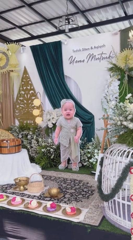 Mutsuki, anak ketiga keluarga Ueno, dalam rangkaian acara akikah dan tedak siten bersama keluarganya.
