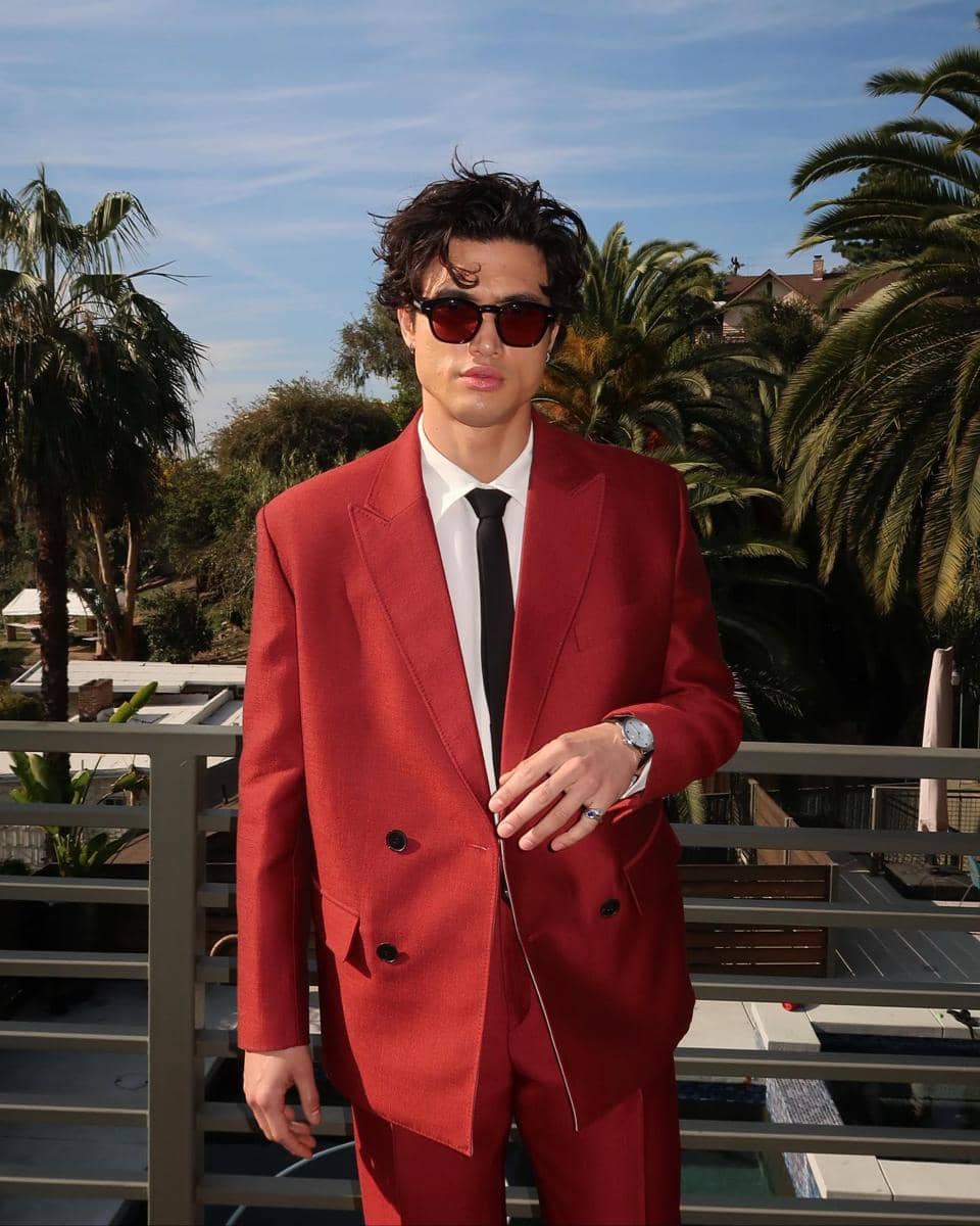 Charles Melton dan Kakashi Hatake (instagram.com/melton)