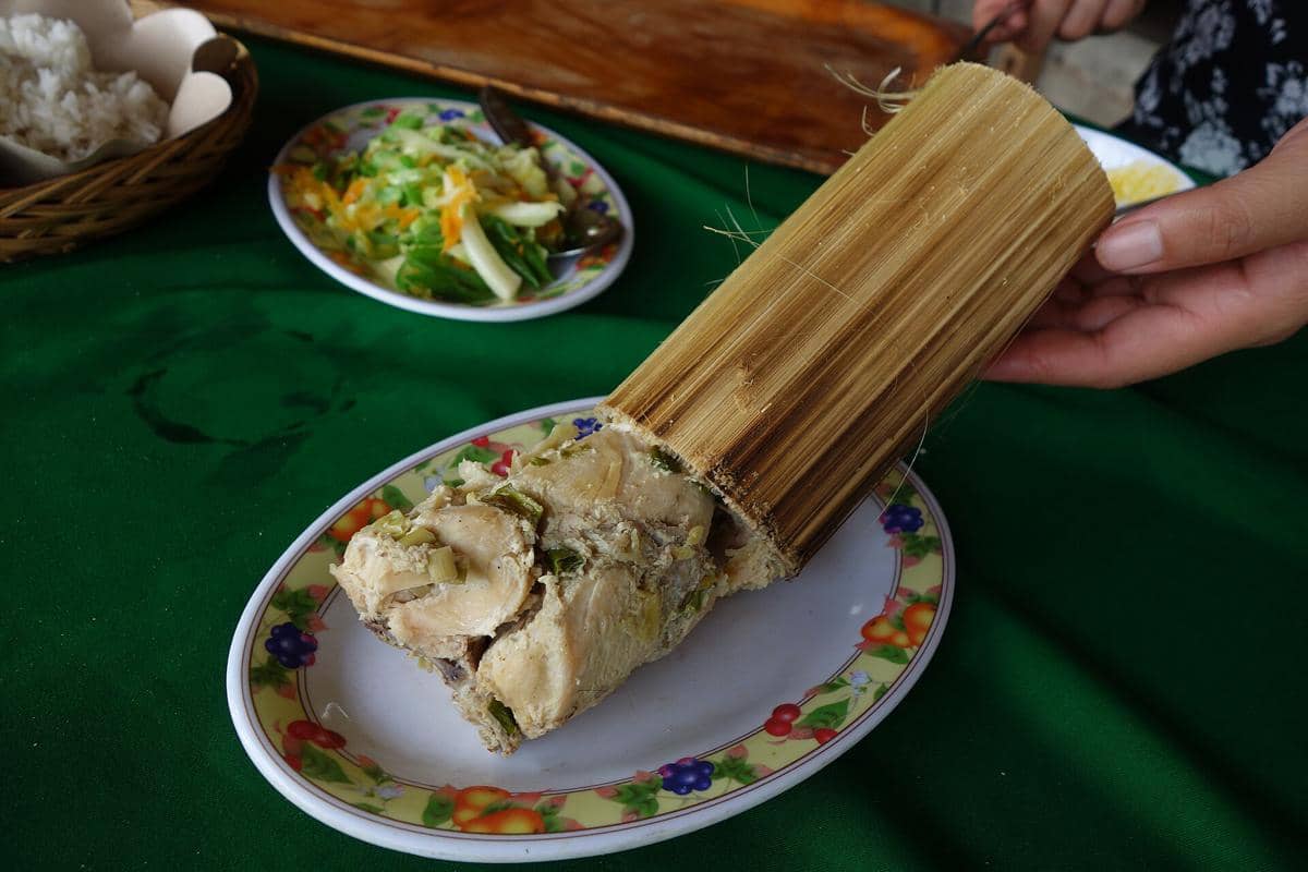 Ilustrasi pa'piong, hidangan tradisional khas Toraja yang dimasak menggunakan bambu.