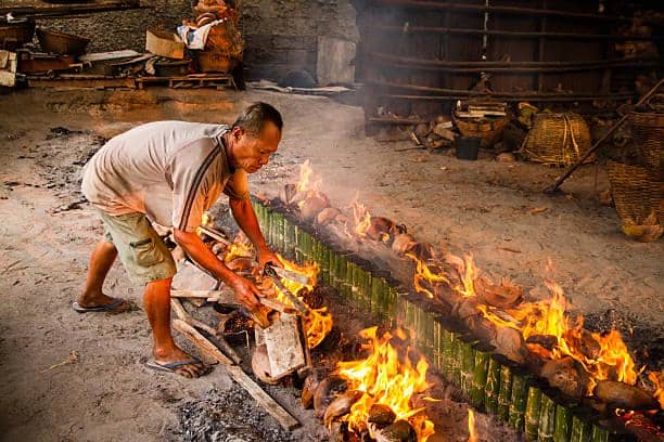 Ilustrasi manok pansoh, hidangan ayam khas Kalimantan yang dimasak dalam batang bambu dengan bumbu rempah.