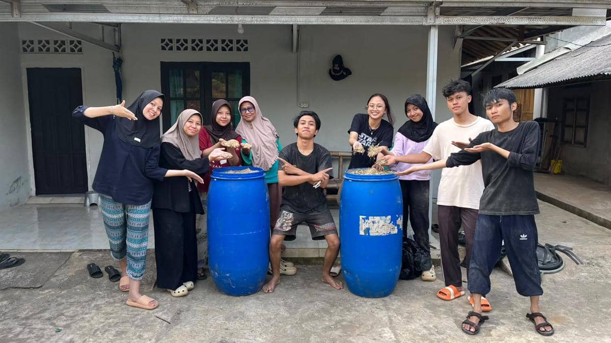 Sosialisasi & praktik program SI-MANTAP dari mahasiswa KKNT Inovasi IPB 2026 (dok. Tim KKNT Inovasi IPB 2026)