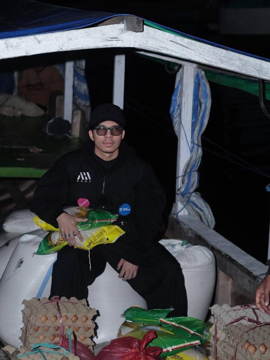 Atta Halilintar menyerahkan bantuan kepada warga terdampak bencana di Nusa Tenggara Timur dalam unggahan Instagram.