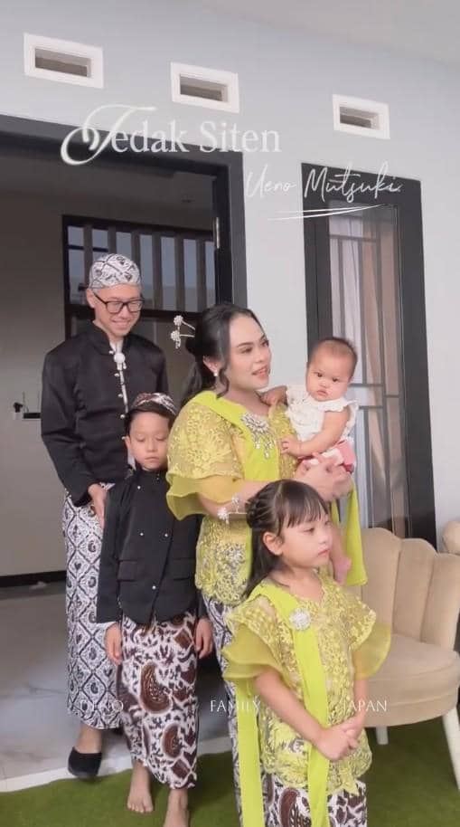 Perayaan akikah dan tedak siten Mutsuki, anak ketiga keluarga Ueno, dalam unggahan Instagram mas_natsuki.