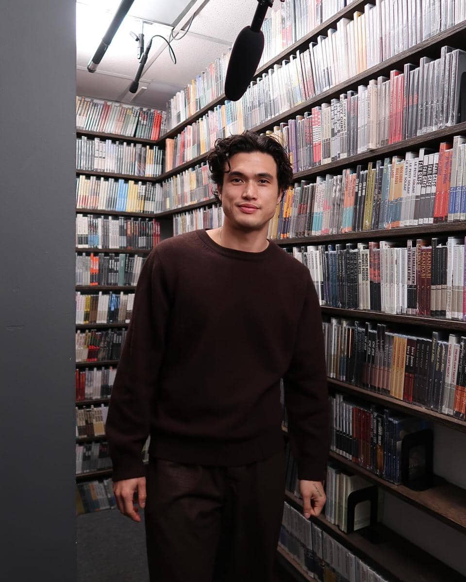 Charles Melton dan Kakashi Hatake (instagram.com/melton)