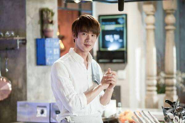 Yoo Yeon Seok dalam potret adegan drama Korea Warm and Cozy yang diproduksi oleh stasiun televisi MBC.