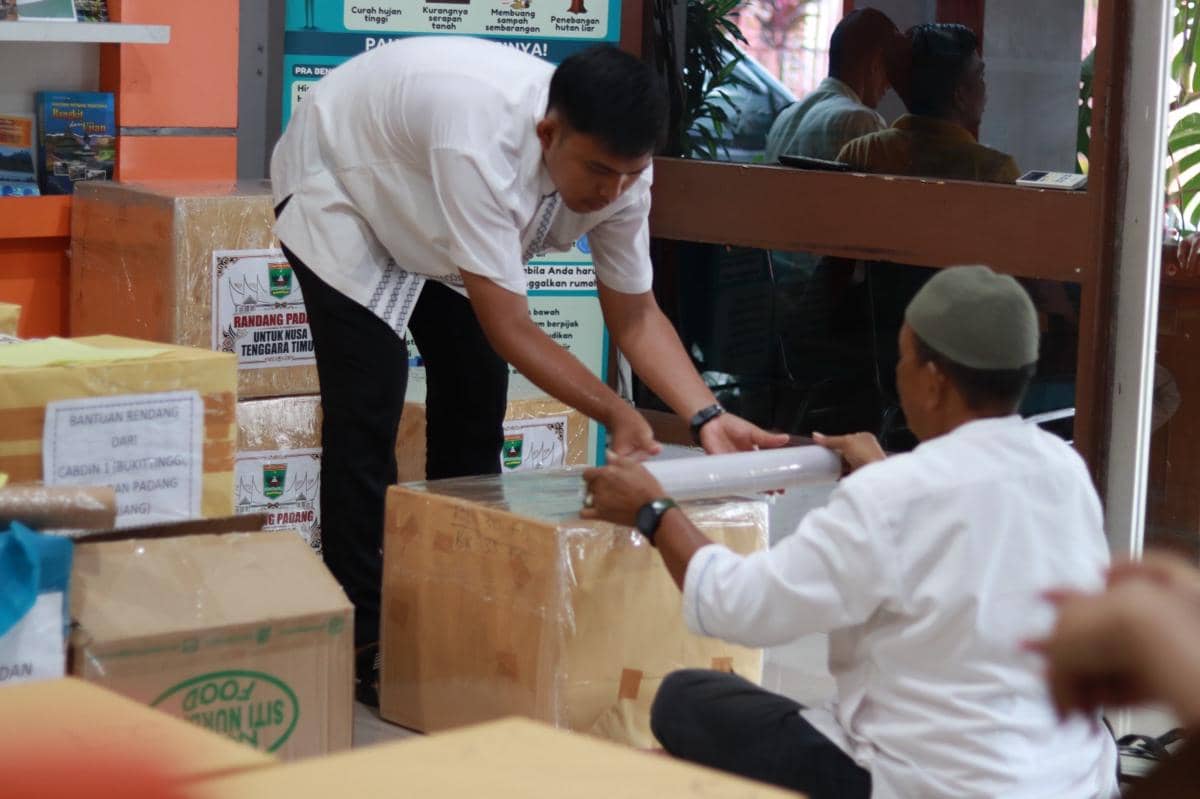 Petugas BPBD Sumbar mempacking rendang yang akan dikirim ke NTT (Foto: BPBD Sumbar)
