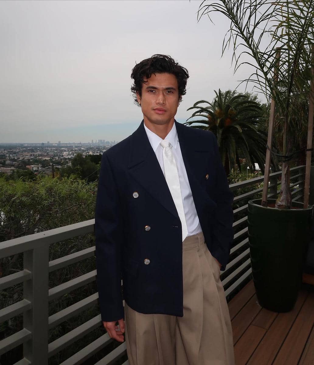 Charles Melton dan Kakashi Hatake (instagram.com/melton)