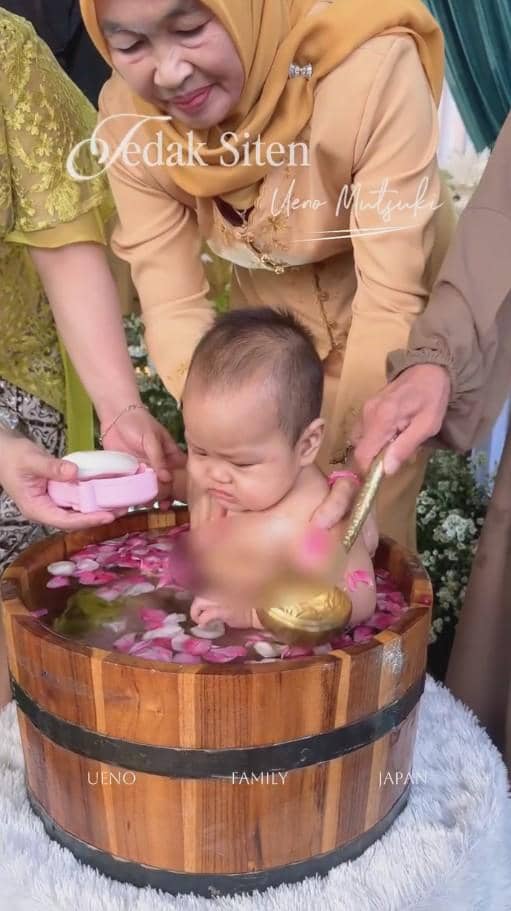 Mutsuki, anak ketiga keluarga Ueno, menjalani acara akikah dan tedak siten dalam perayaan keluarga.