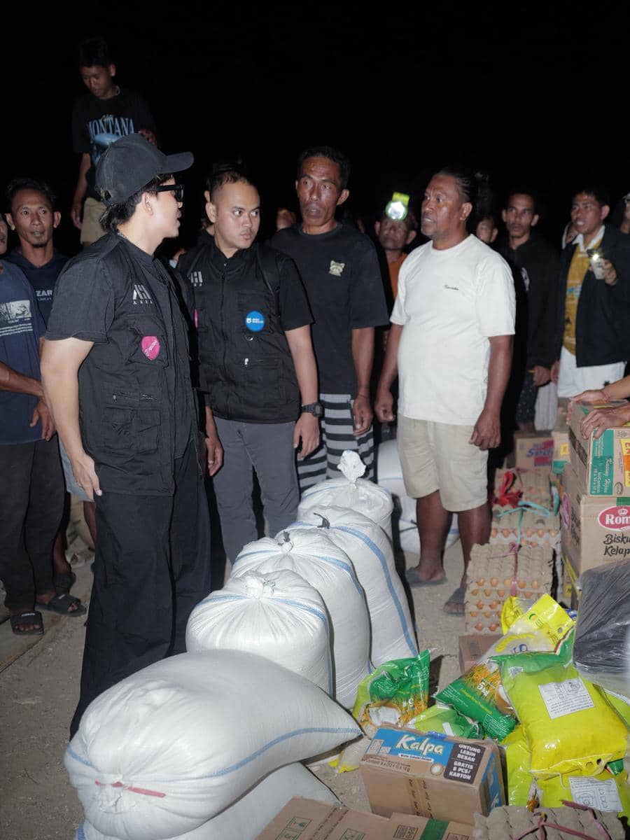 Atta Halilintar menyalurkan bantuan kepada warga terdampak bencana di Nusa Tenggara Timur melalui kegiatan sosial.