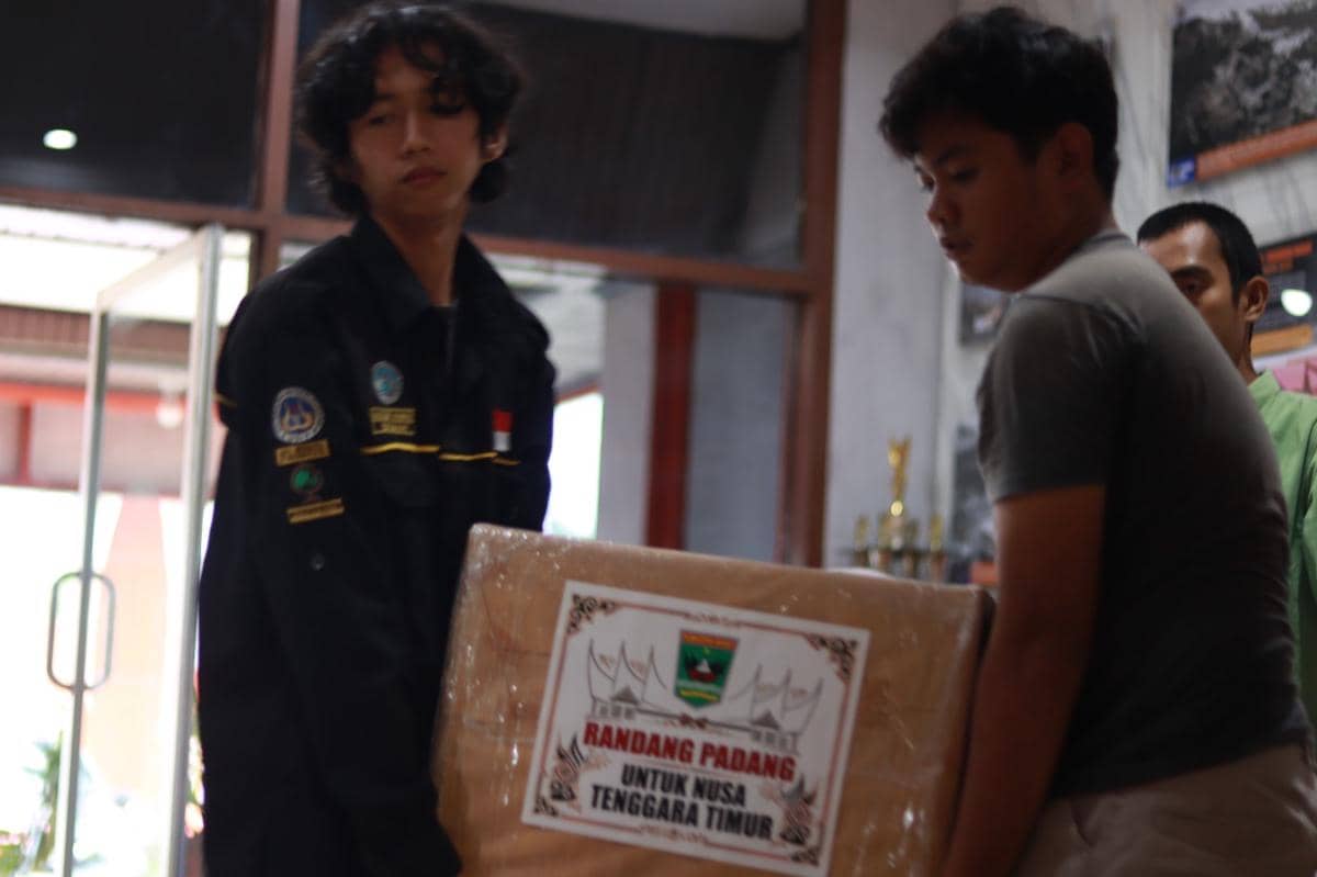 Petugas BPBD Sumbar mempacking rendang yang akan dikirim ke NTT (Foto: BPBD Sumbar)