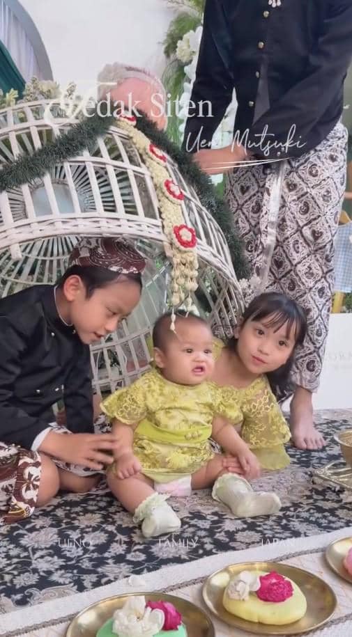 Momen akikah dan tedak siten Mutsuki, anak ketiga keluarga Ueno, dalam perayaan bernuansa keluarga.