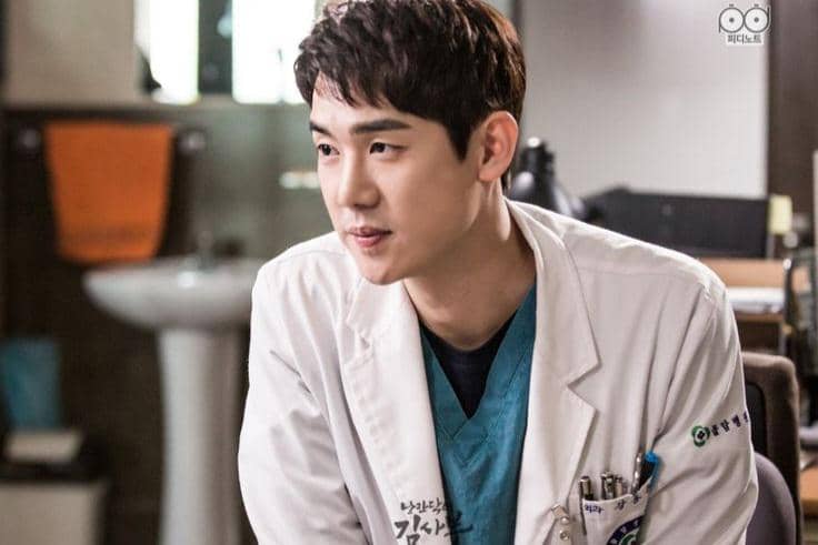 Yoo Yeon Seok tampil sebagai dokter dalam adegan drama Korea Dr. Romantic produksi SBS.