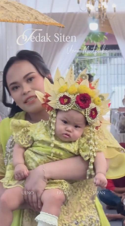 Mutsuki, anak ketiga keluarga Ueno, mengikuti rangkaian acara akikah dan tedak siten bersama keluarga.