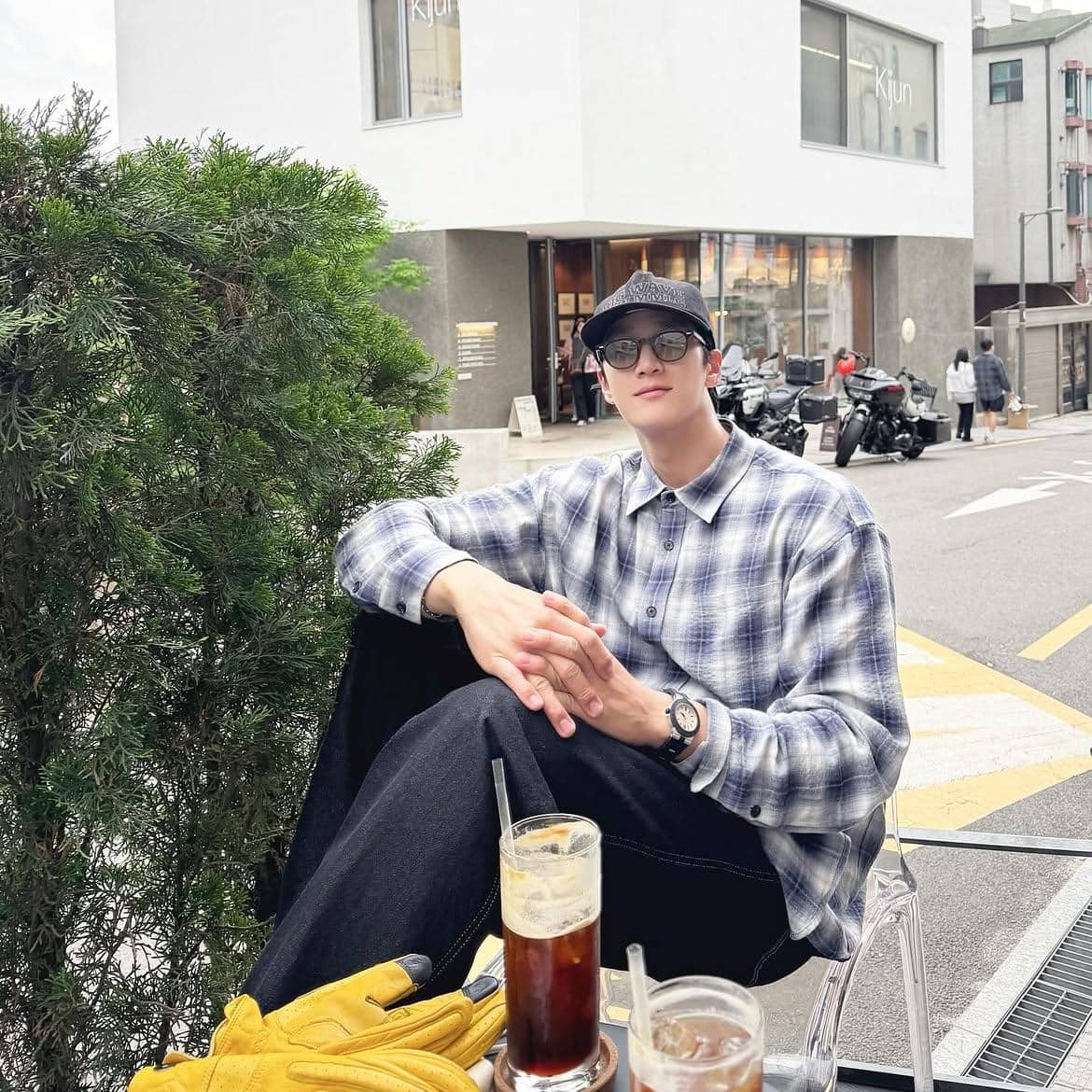 pesona Ahn Bo Hyun dengan gaya kasual