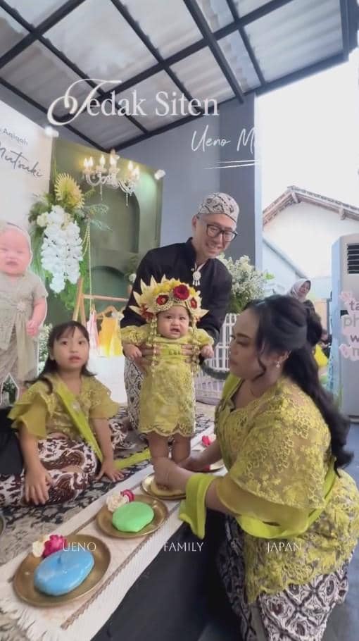 Mutsuki, anak ketiga keluarga Ueno, menjalani acara akikah dan tedak siten dalam unggahan Instagram mas_natsuki.