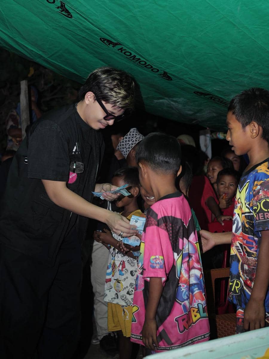 Atta Halilintar menyerahkan bantuan bagi warga terdampak bencana di Nusa Tenggara Timur melalui kegiatan sosial.