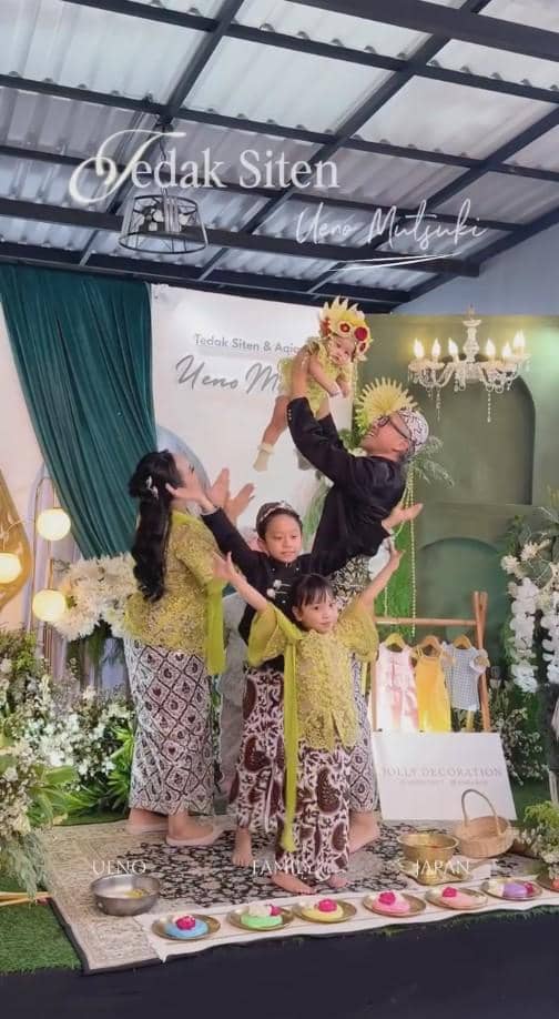 Mutsuki, anak ketiga keluarga Ueno, menjalani acara akikah dan tedak siten dalam perayaan keluarga.