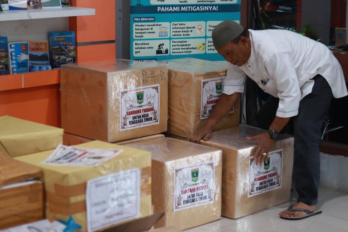 Petugas BPBD Sumbar mempacking rendang yang akan dikirim ke NTT (Foto: BPBD Sumbar)