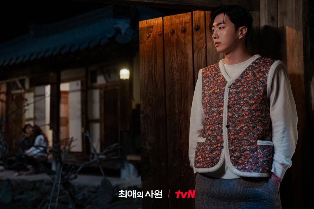 Kolase potongan adegan drama Korea My Bias, My Boss yang memperlihatkan beberapa karakter dalam suasana berbeda.