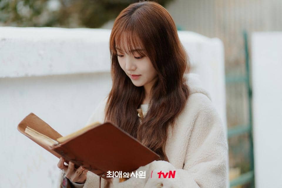 Potongan adegan drama Korea My Bias, My Boss dalam materi promosi resmi yang dirilis oleh stasiun tvN.