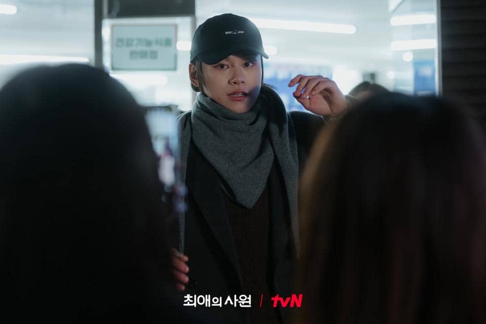 Kolase potongan adegan drama Korea My Bias, My Boss produksi tvN, memperlihatkan para karakter dalam beberapa momen.