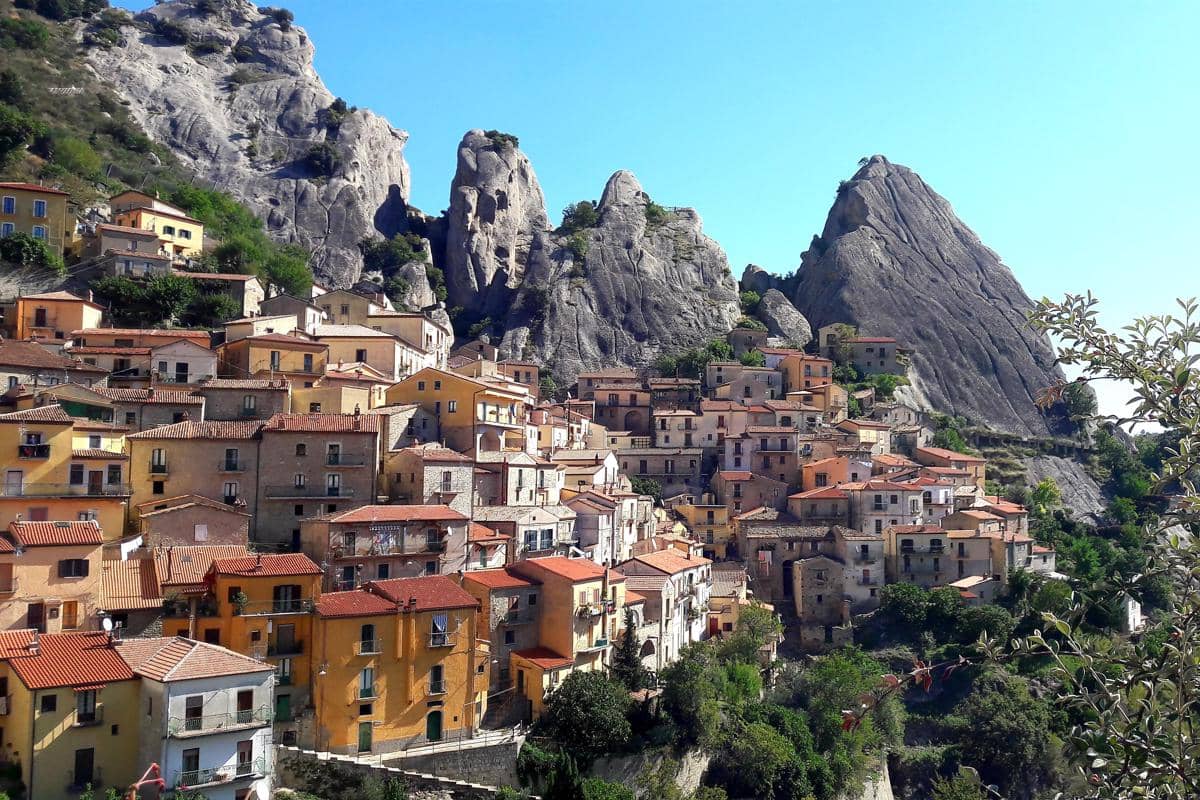 5 Fakta Castelmezzano, Desa Italia yang Berdiri di Lereng Pegunungan