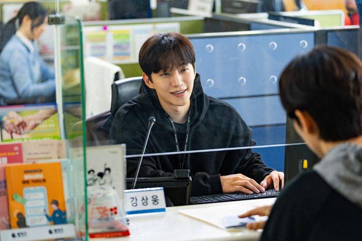 Lee Jun Ho tampil dalam drama Cashero produksi Netflix, dalam potret promosi serial yang dibintanginya.