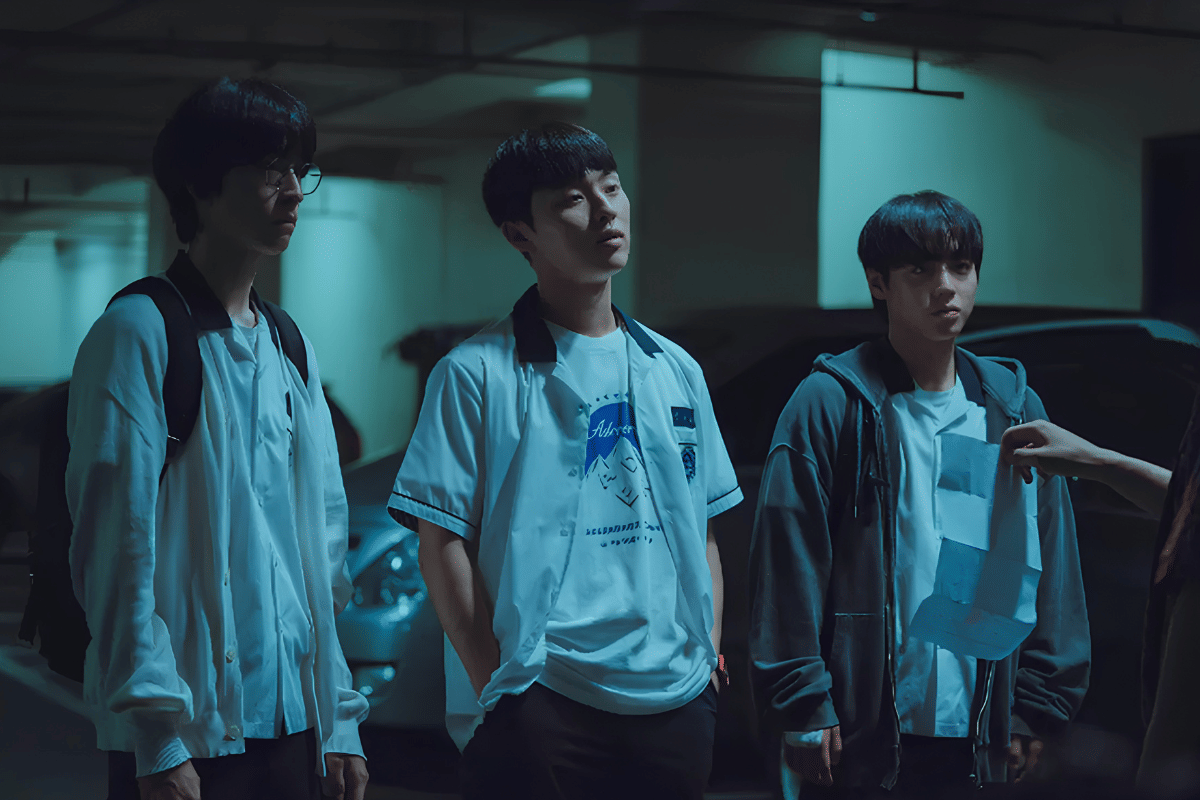 Yeon Si-eun bersama teman-temannya bersiap menghadapi kelompok perundung dalam serial Weak Hero Class 1.