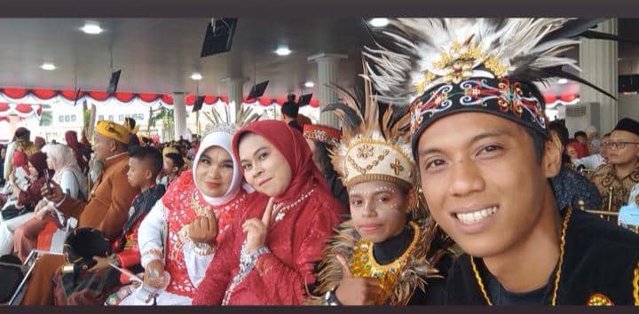 Thelma Humena dari Manado bersama penerima BSPS lain mengikuti upacara penurunan bendera di Istana Merdeka.