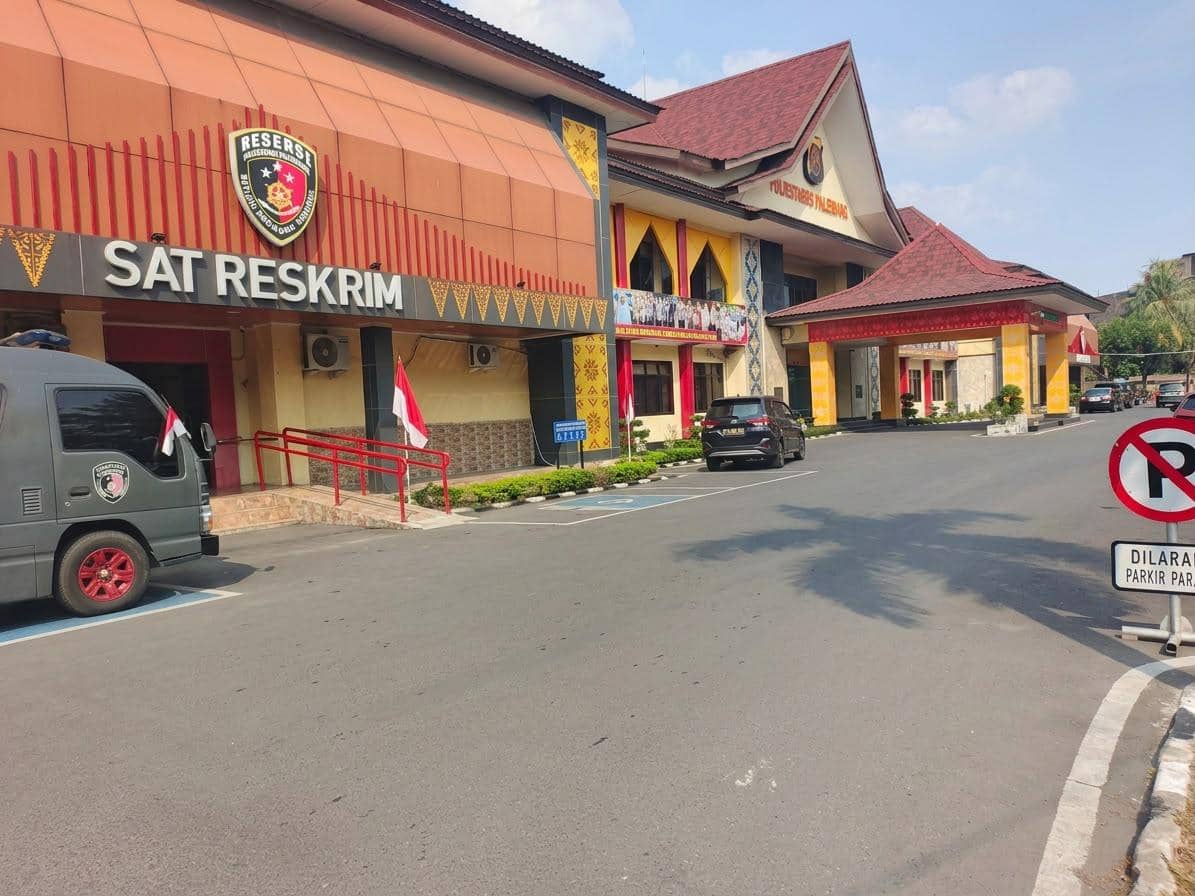 Tampak depan Kantor Polrestabes Palembang, gedung kepolisian yang menjadi pusat pelayanan dan kegiatan institusi di Palembang.