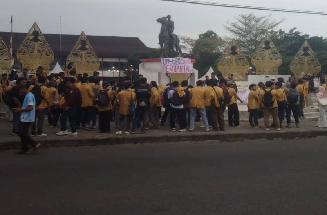 Sejumlah anggota IKAPOL UNSOED beraksi mendesak KPK menuntaskan dugaan pungli terhadap mahasiswa baru kedokteran.