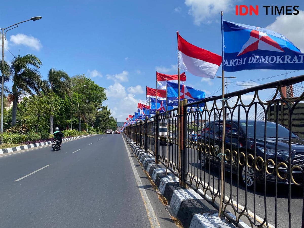 Bendera Demokrat di Surabaya Kini Sejajar dengan Bendera Merah Putih