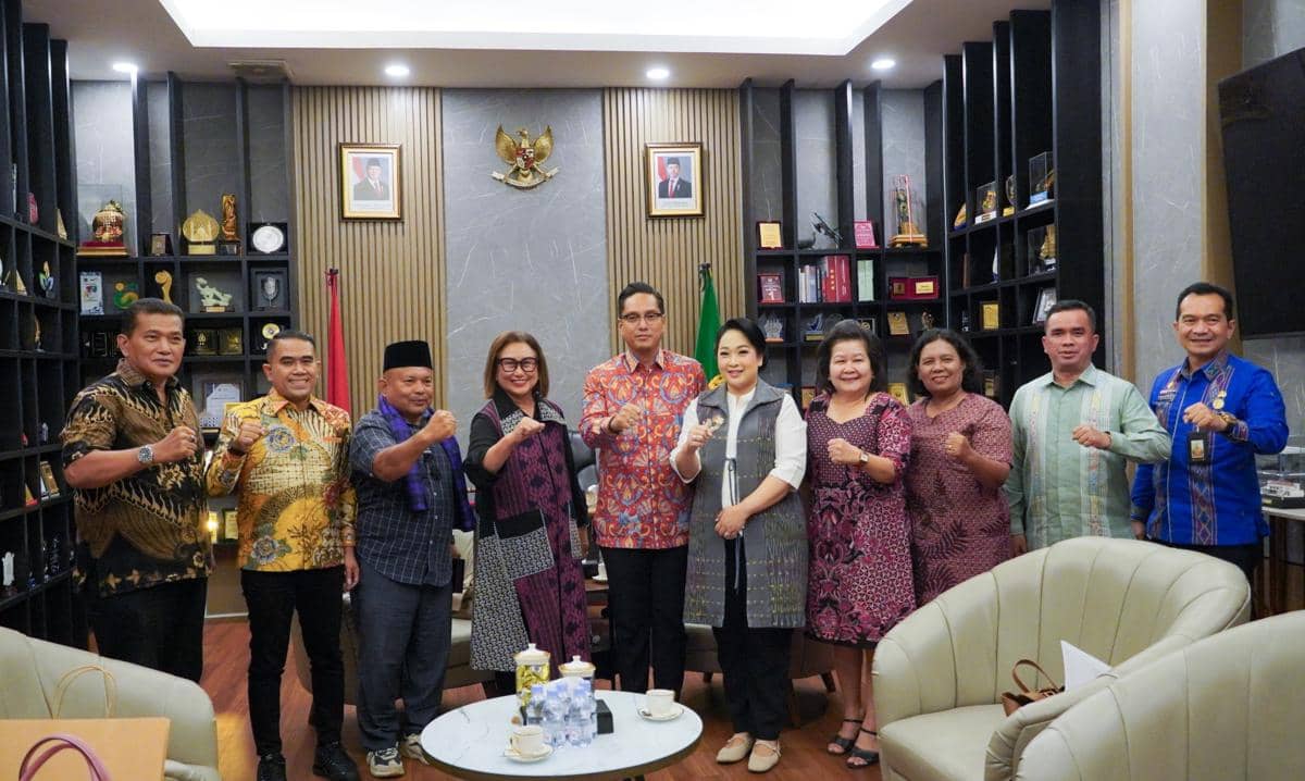 Wali Kota Medan Rico Waas menerima audiensi Riahna Djamin Ginting, Ketua Umum Dewan Pembina Yayasan Pahlawan Nasional.