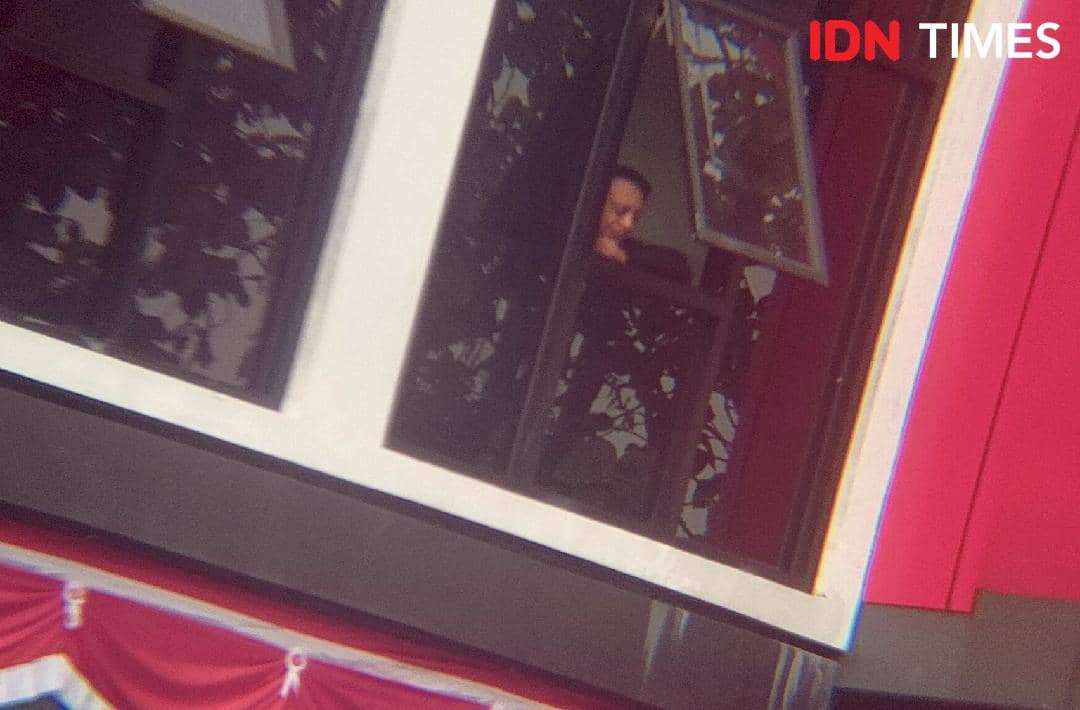 Prof Nooan, Wakil Rektor II Unsoed Purwokerto, mengeluarkan kepala dari jendela saat menjalani pemeriksaan.