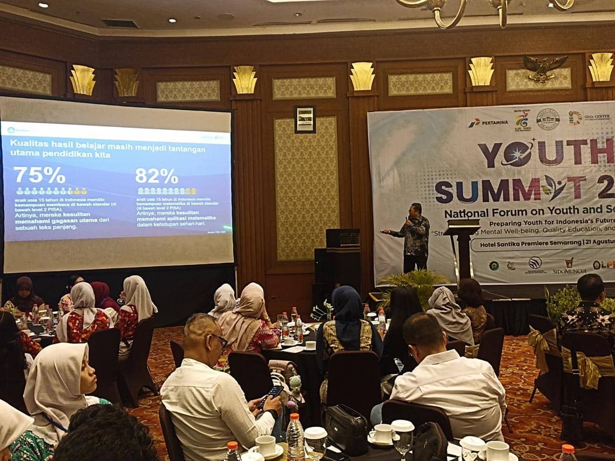 Staf Ahli Menteri Bidang Teknologi Pendidikan Kemendikdasmen Moch Abduh berbicara dalam Youth Summit 2026 di Semarang.