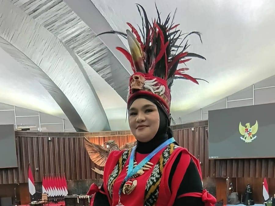 Thelma Humena, penerima BSPS asal Manado, mengikuti rapat paripurna menjelang HUT ke-81 RI di Gedung MPR/DPR/DPD Jakarta.