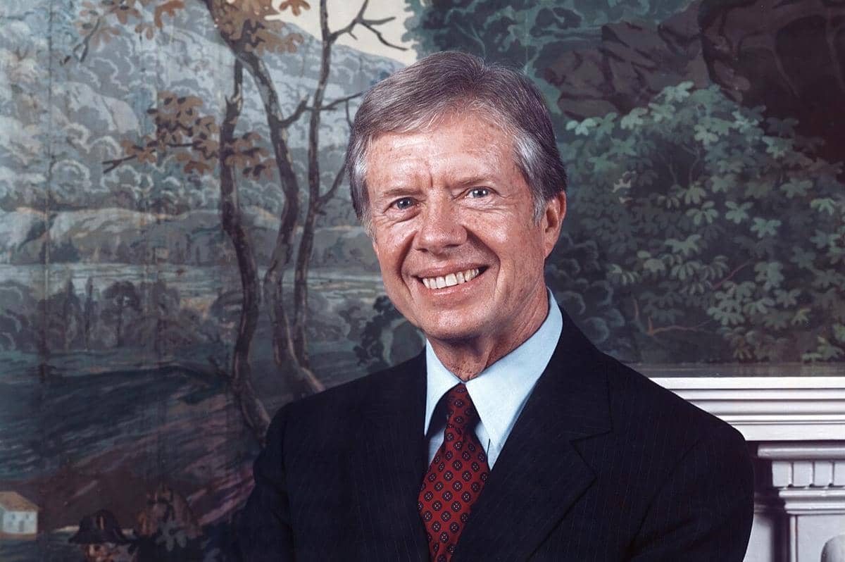 Jimmy Carter sedang berada di kantornya.