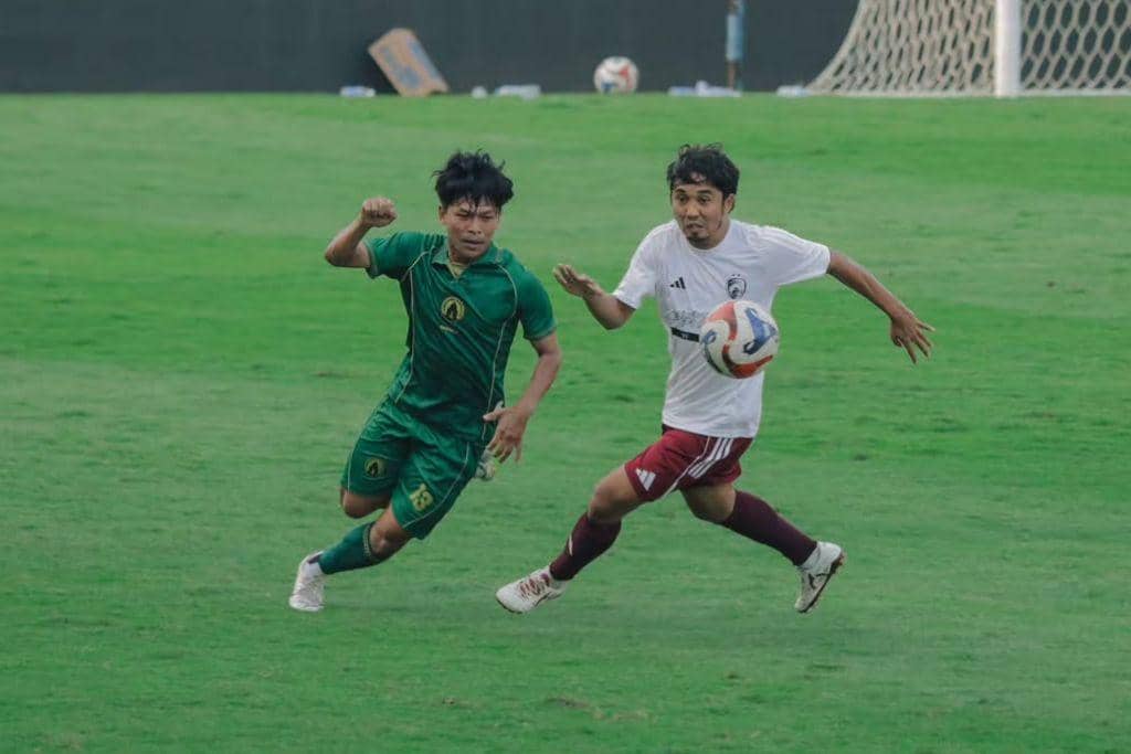 Aksi gelandang PSM, Muhammad Arfan (kanan), dalam laga uji coba melawan PSS pada 20 Agustus 2026. (instagram.com/psm_makassar)
