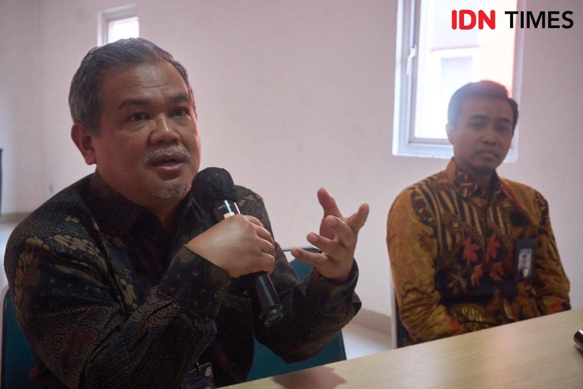 Kepala Badan Pusat Statistik (BPS) Provinsi Jawa Tengah, Ali Said (kiri) saat memberikan keterangan mengenai perkembangan Sensus Ekonomi di 