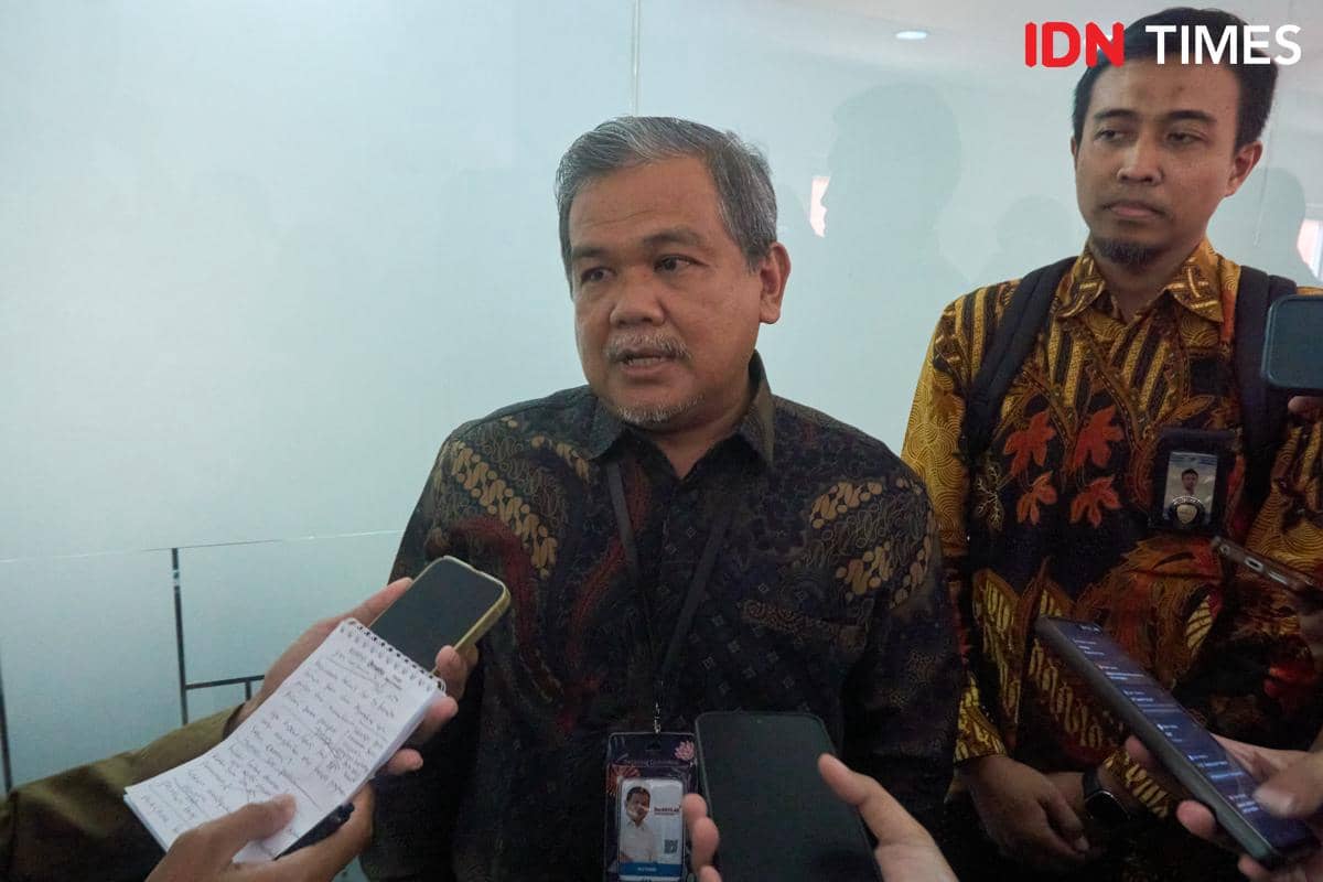 Kepala Badan Pusat Statistik (BPS) Provinsi Jawa Tengah, Ali Said (kiri) saat memberikan keterangan mengenai perkembangan Sensus Ekonomi di 