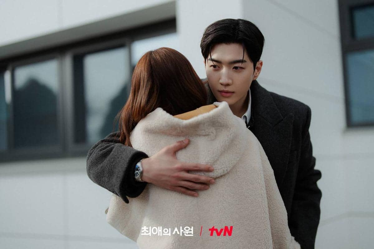 Cuplikan adegan dalam drama Korea My Bias, My Boss, serial produksi tvN yang dirilis sebagai materi promosi.