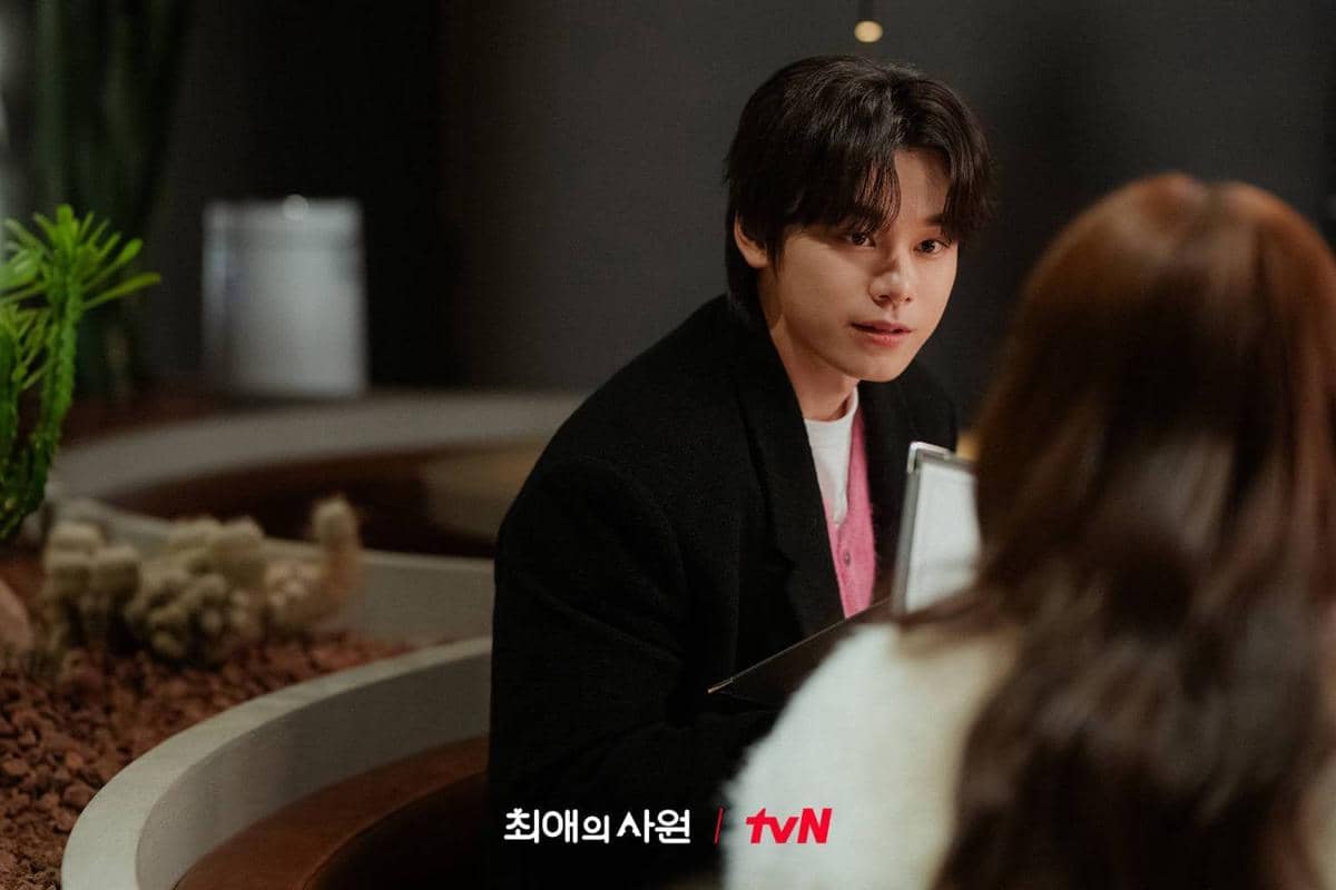 Cuplikan adegan drama Korea My Bias, My Boss produksi tvN yang menampilkan para pemeran dalam sebuah adegan.