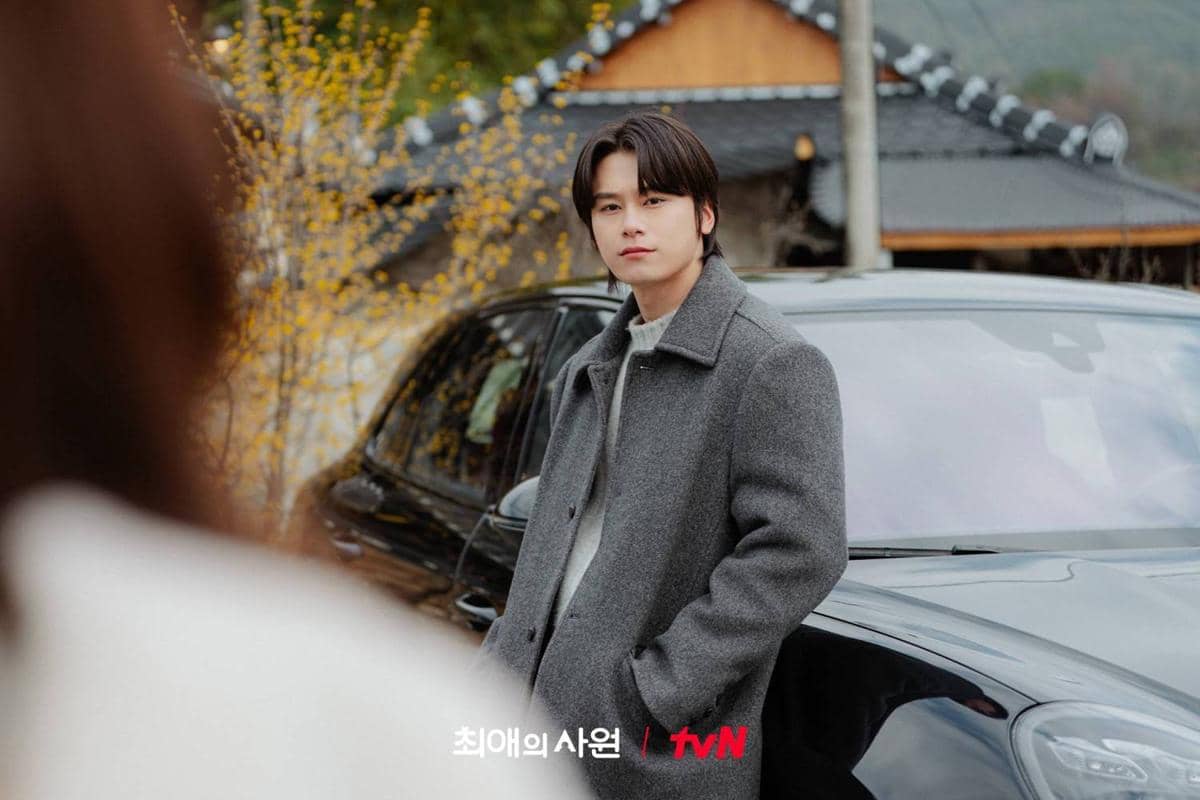 Cuplikan adegan drama Korea My Bias, My Boss dari tvN, dengan tampilan visual para karakter dalam serial tersebut.