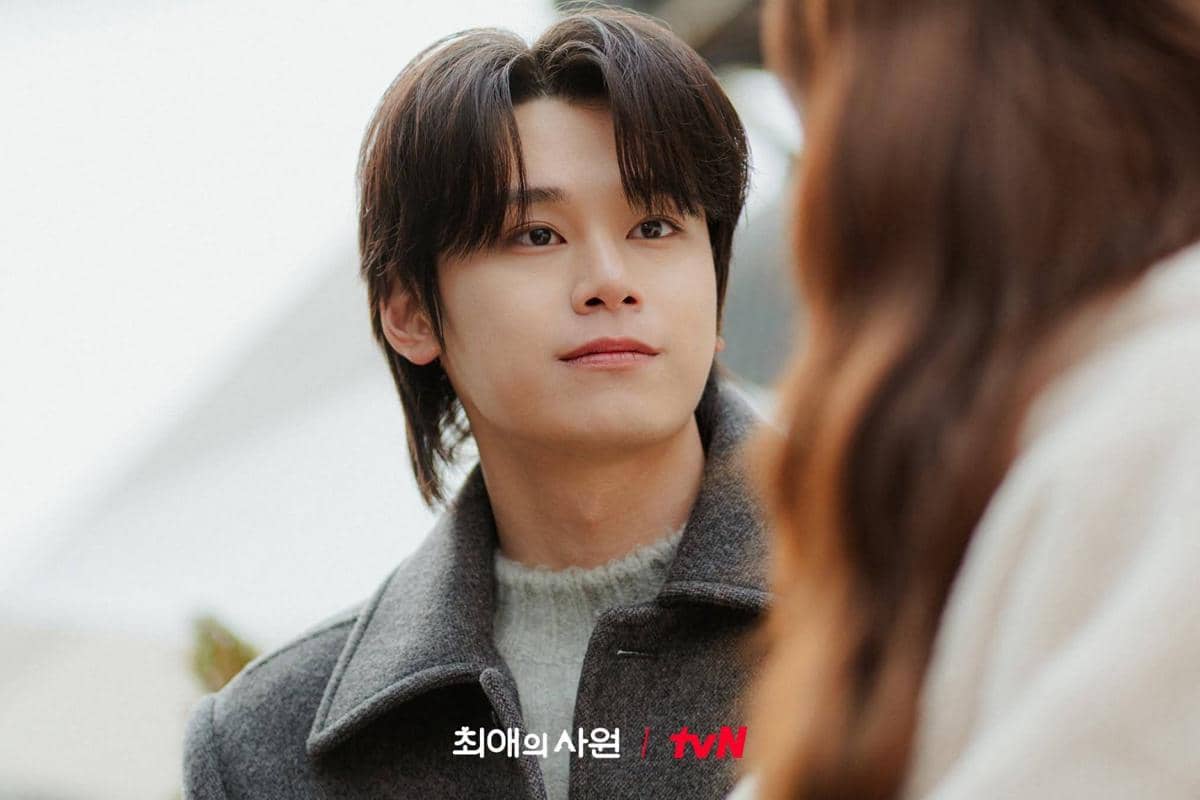 Cuplikan adegan dari drama Korea My Bias, My Boss produksi tvN dengan latar suasana di dalam ruangan.