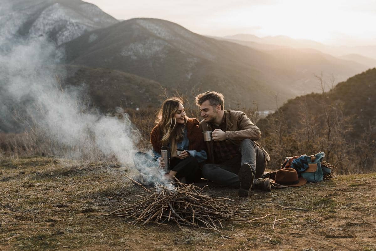 ilustrasi outdoor blind date 