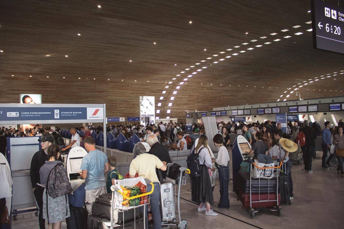 ilustrasi antri check-in di bandara