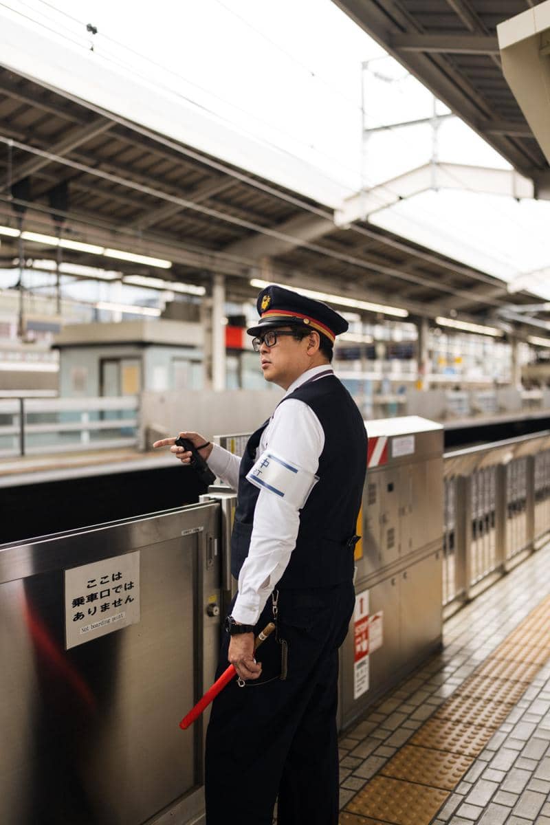 Potret petugas kereta di Jepang.