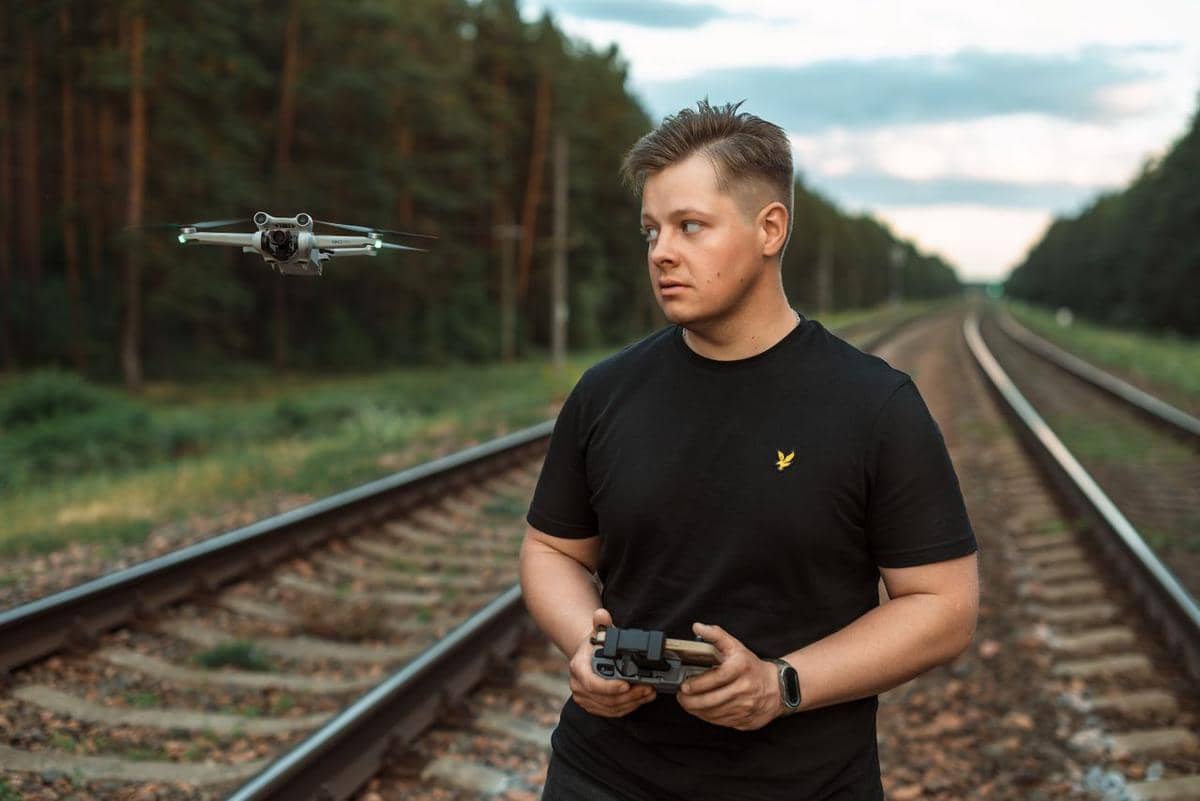 ilustrasi drone dan pria