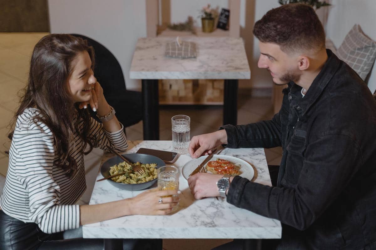 ilustrasi blind date di restoran